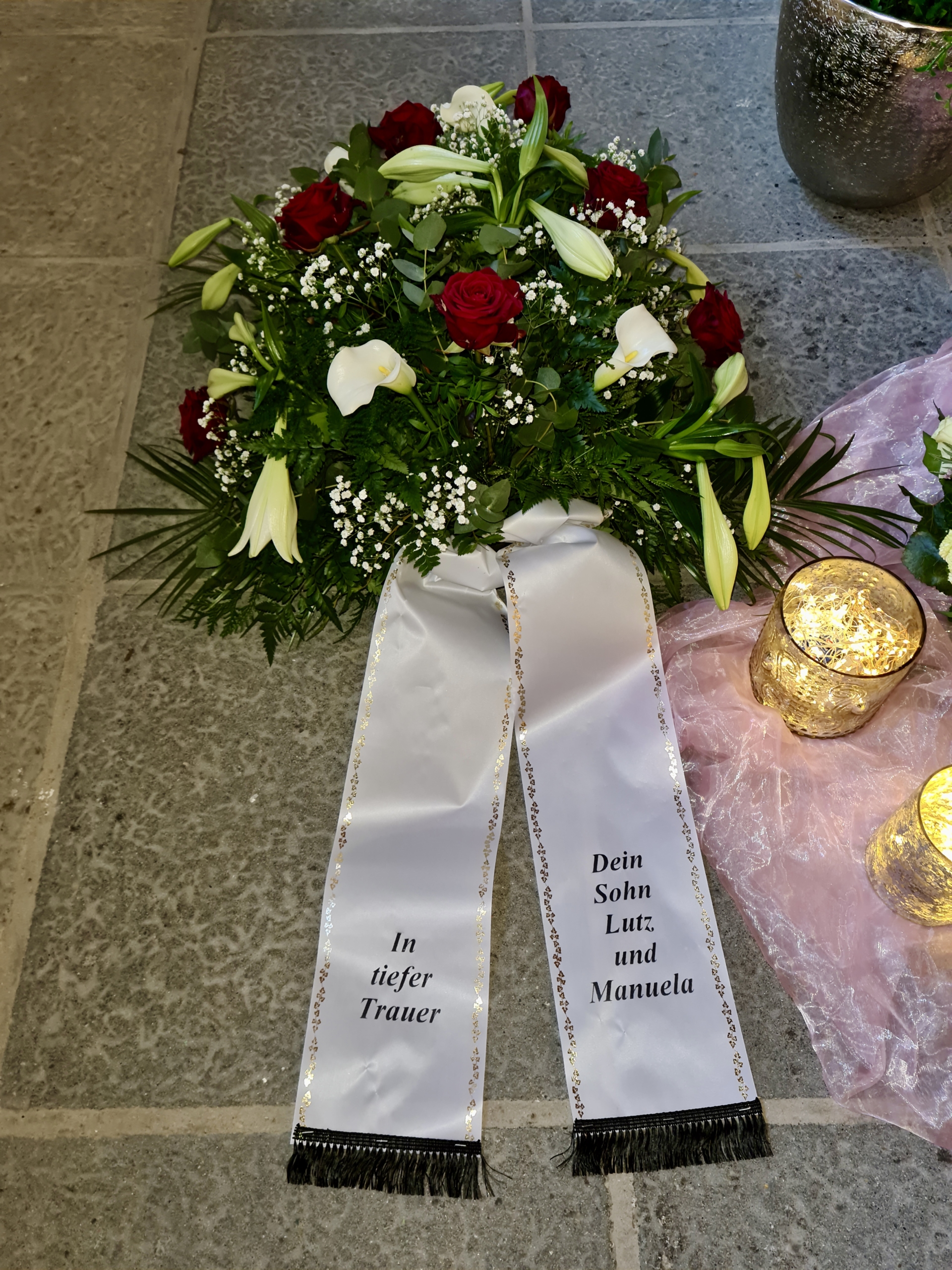 Blumenkranz-mit-Trauerschleife