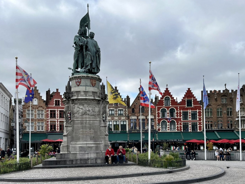 Brügge-Denkmal-am-Grote-Markt