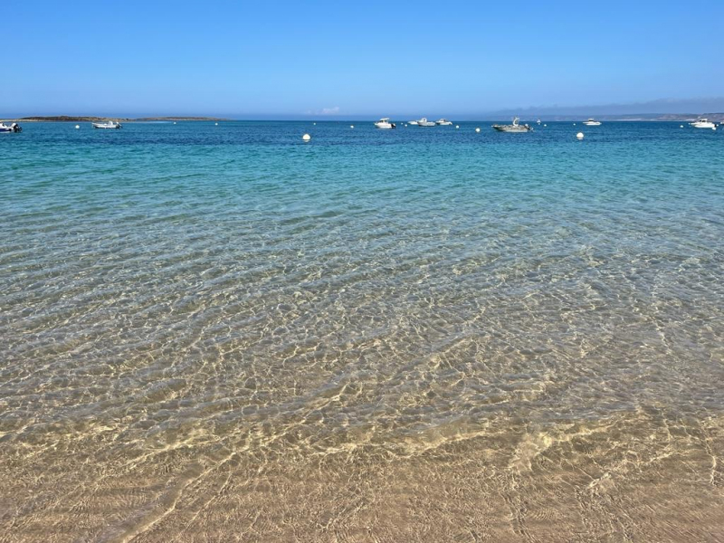 Strand-klares-Wasser