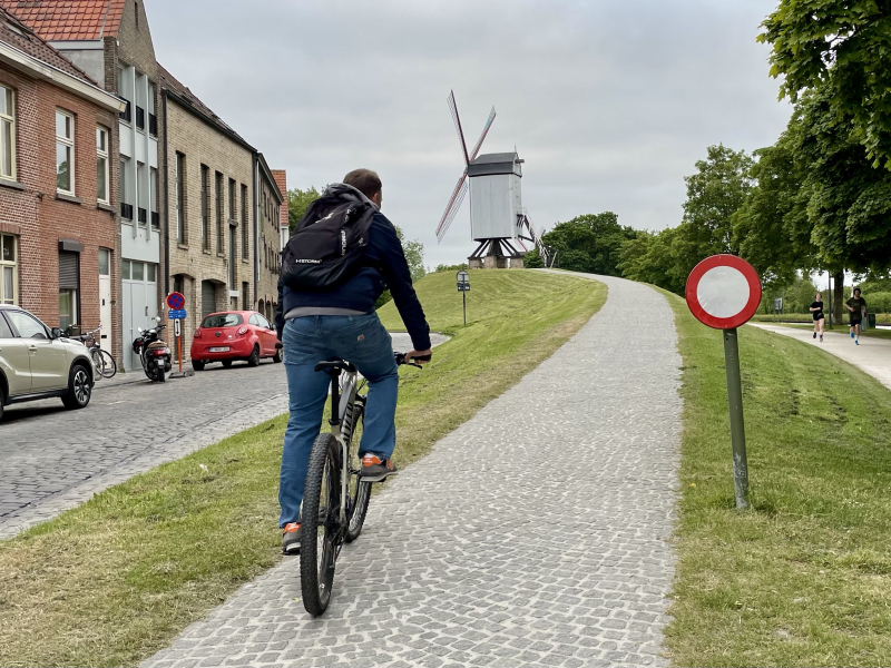 Brügge-Intelligente-Lösung-Kleines-Verkehrsschild-Schild