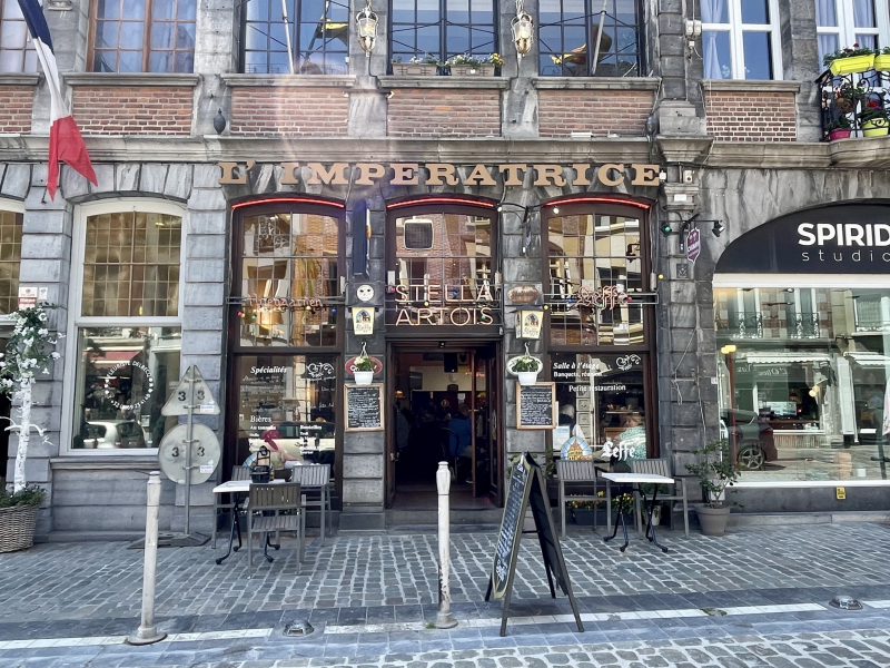 Tournai-Zwischenstopp-Restaurant-Eingang-in-Gasse