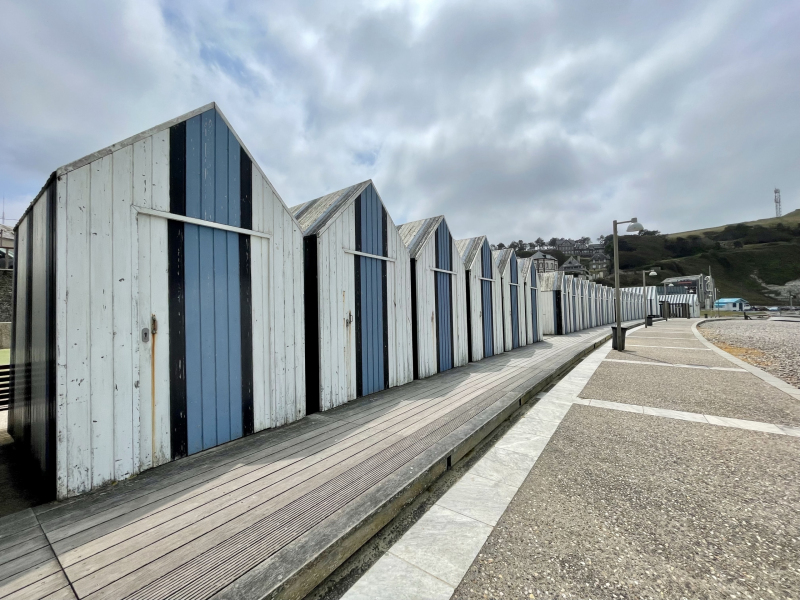 Frankreich-Strandpromenade-Umkleidehütten