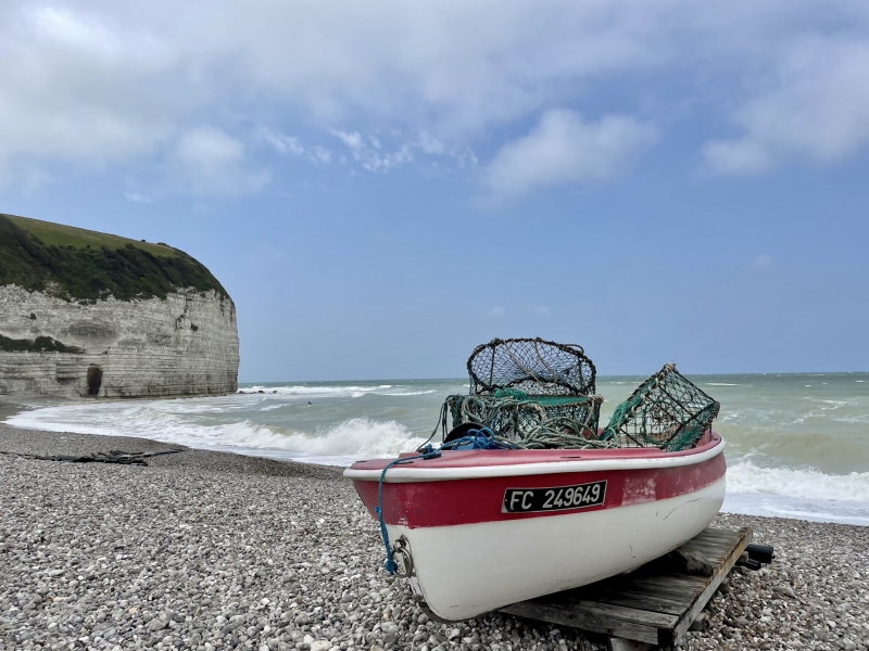 Frankreich-Yport-Fischerboot-am-Strand