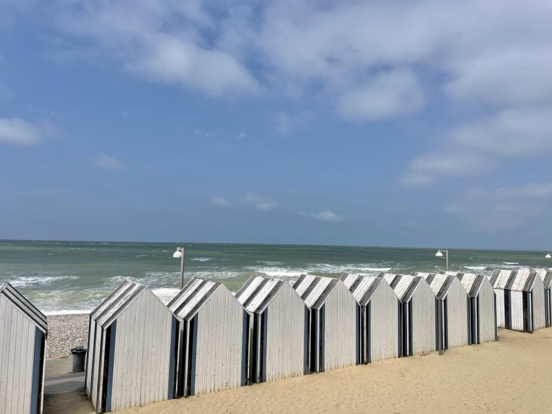 Frankreich-Normandie-Strandpromenade-Umkleidehütten
