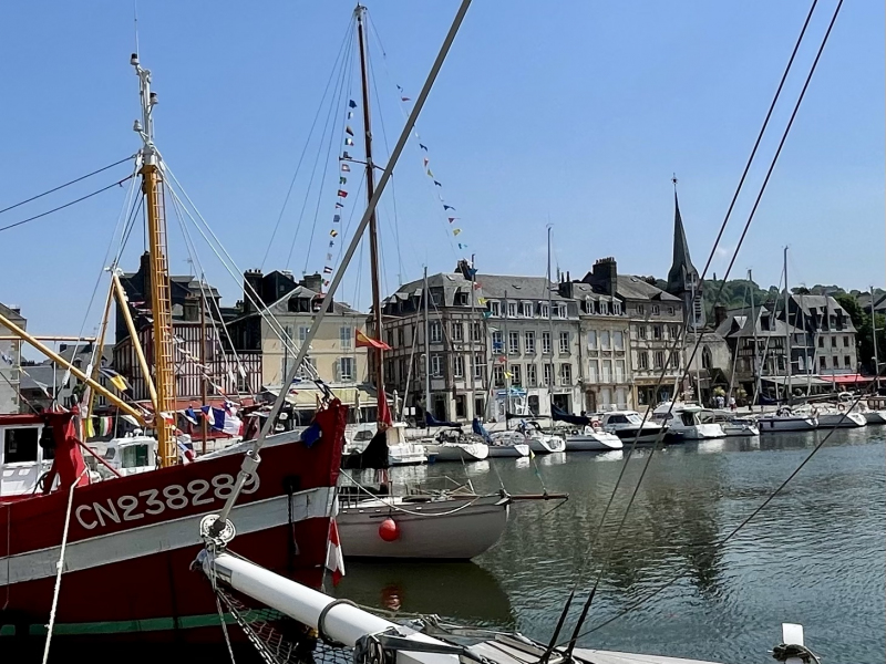 Hafenbild-Honfleur-mit-Booten-und-Häusern