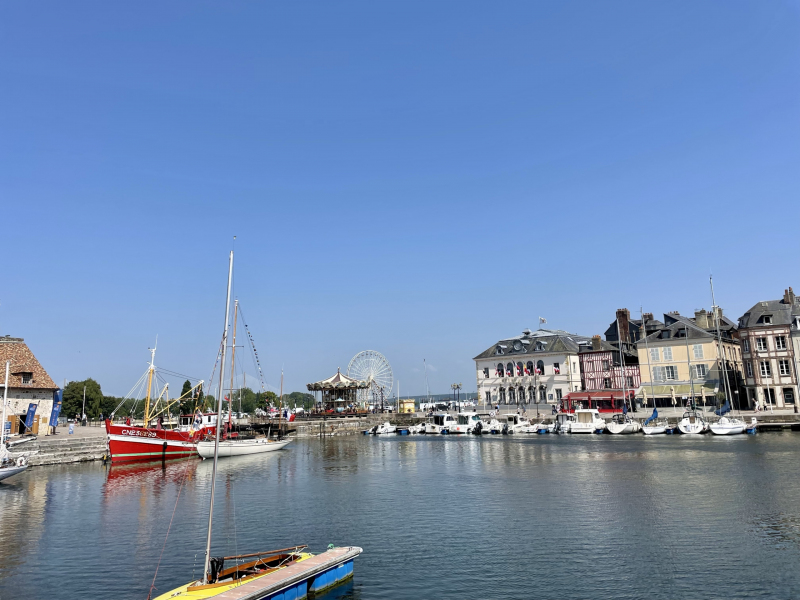 Hafenbild-Honfleur-mit-Booten