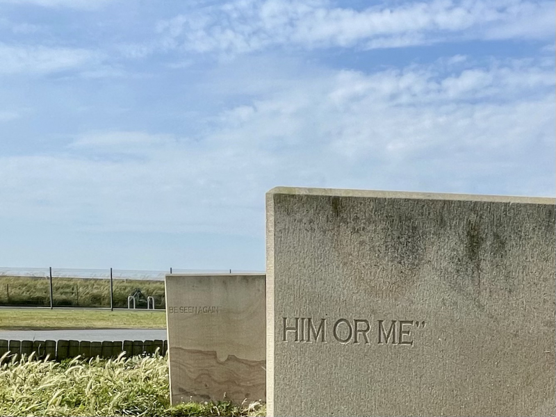 D-Day-Arromanches-Denkmal-mit-Spruch