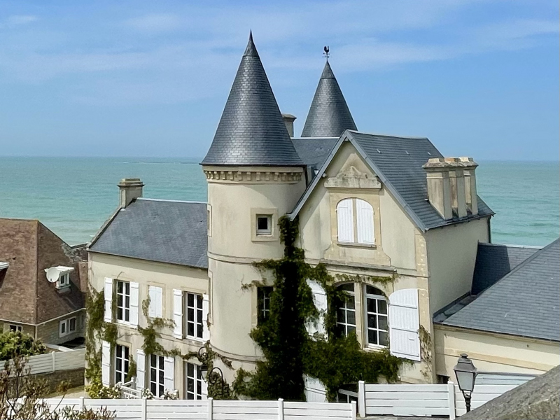 Gold-Beach-Normandie-Häuser