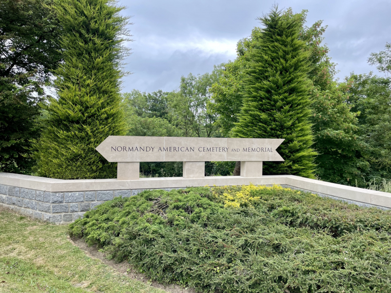 D-Day-Omaha-Beach-Soldatenfriedhof-Wegweiser
