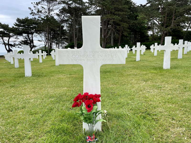 D-Day-Omaha-Beach-Soldatenfriedhof-Kreuz mit-Rose