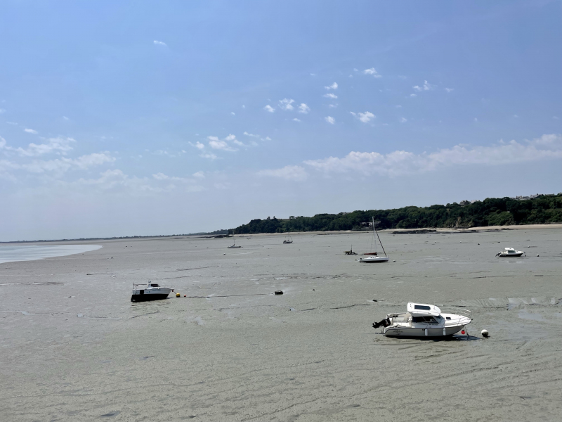 Cancale-Boote-im-Trockenen