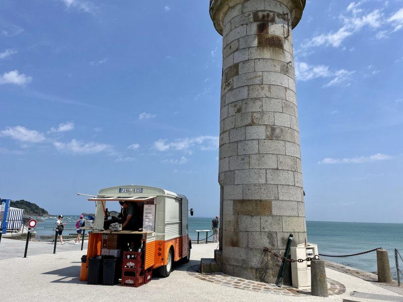 Kleinbus-am-Leuchtturm