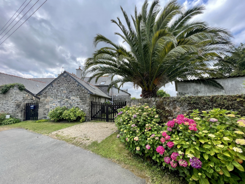 Bretonisches-Haus-mit-Blumen