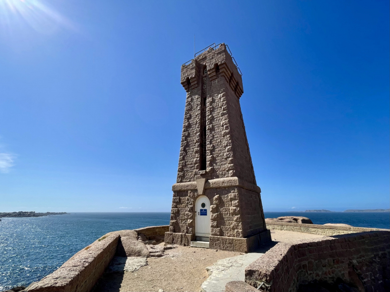 Leuchtturm-an-der-Granitküste