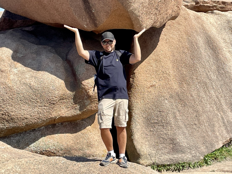 Daniel-trägt-einen-Felsen