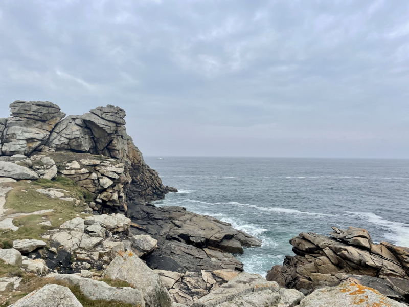 Bretonische-Atlantikküste-Klippe