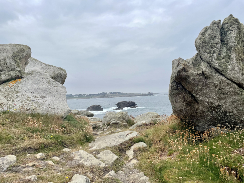 Nostalgische-Navigationshilfen-Aussicht-zwei-Felsen-und-Meer