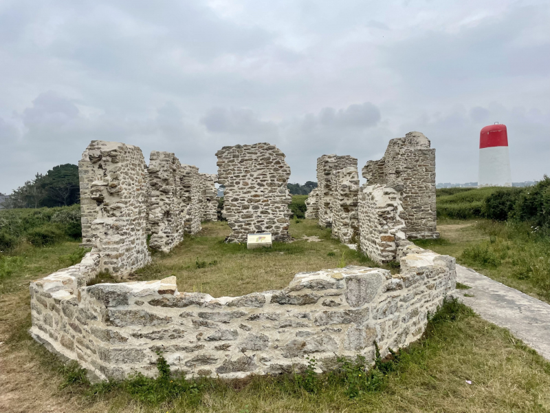 Nostalgische-Navigationshilfen-Ruine-Semaphor-von-Kerhoazoc