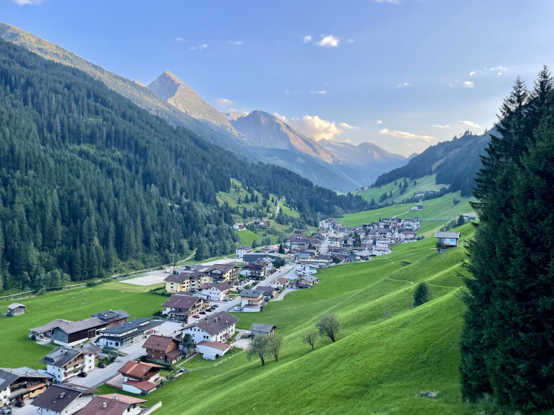 Tuxertal-Blick-auf-Lanersbach