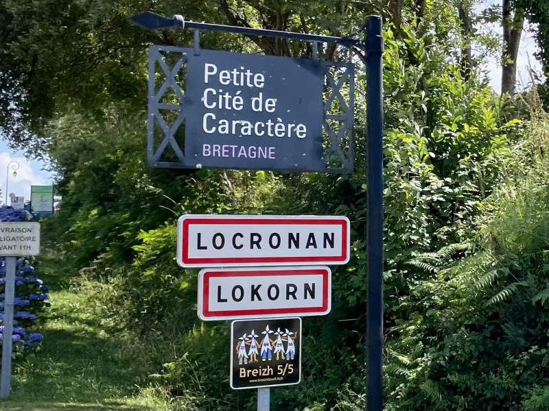 Entspanntes-Reisen-Ortseingangsschild-Locronan