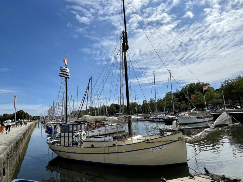 Vannes-angelegtes-Boot-im-Hafen