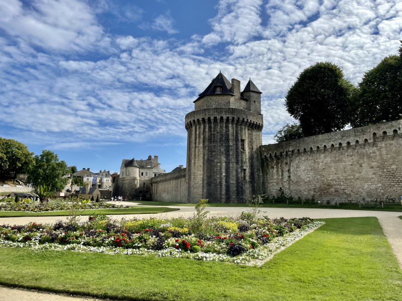 Vannes-eine-Außenansicht-der-Stadtmauer