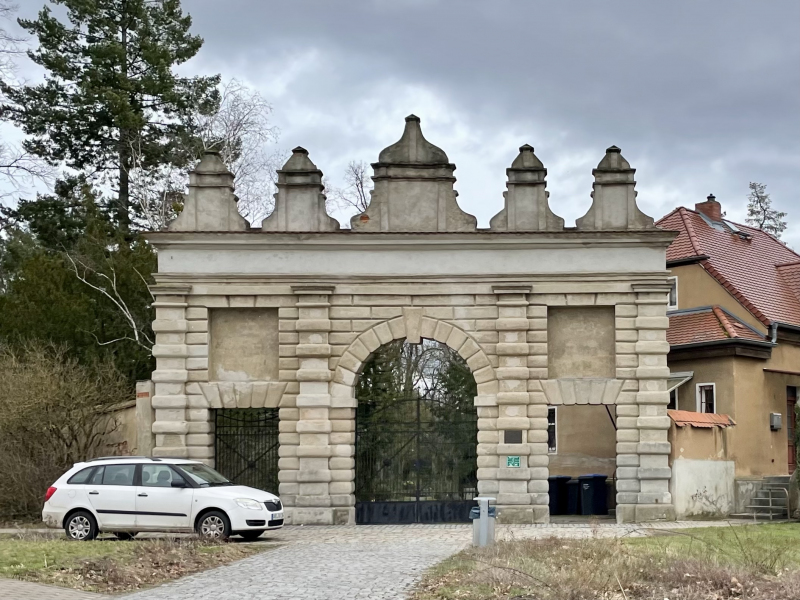 Friedhof-Eingang