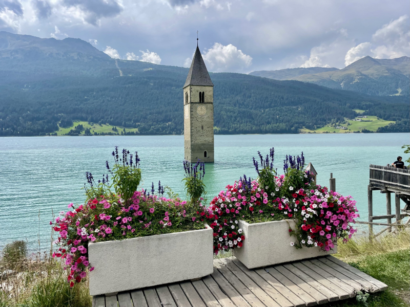 Reschensee-Kirchturm-im-Wasser