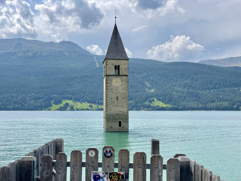 Alpenwunder-Reschensee-Kirchturm-im-Wasser