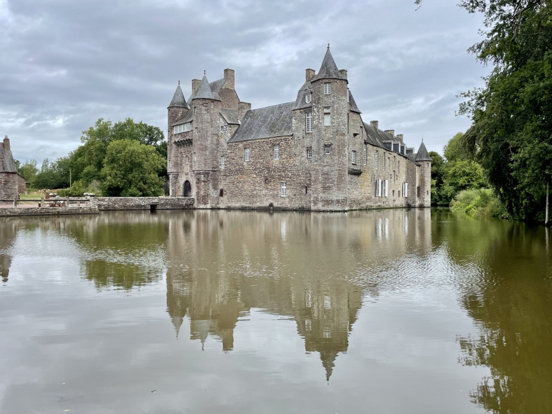 Chateau-de-Trecesson-weiße-Dame