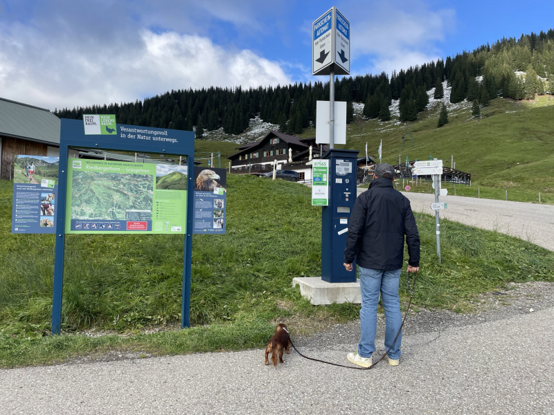 Herbstanfang-Grasgehren-Parkplatz