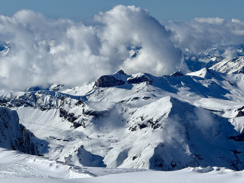 Wolken-über-die-Berner-Alpen