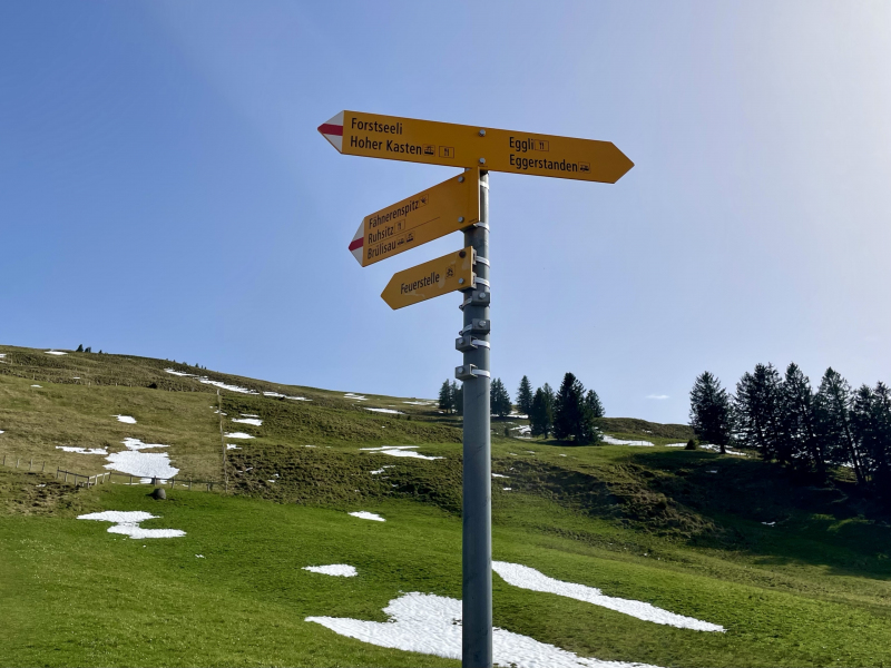 Hinweisschild-in-den-Bergen