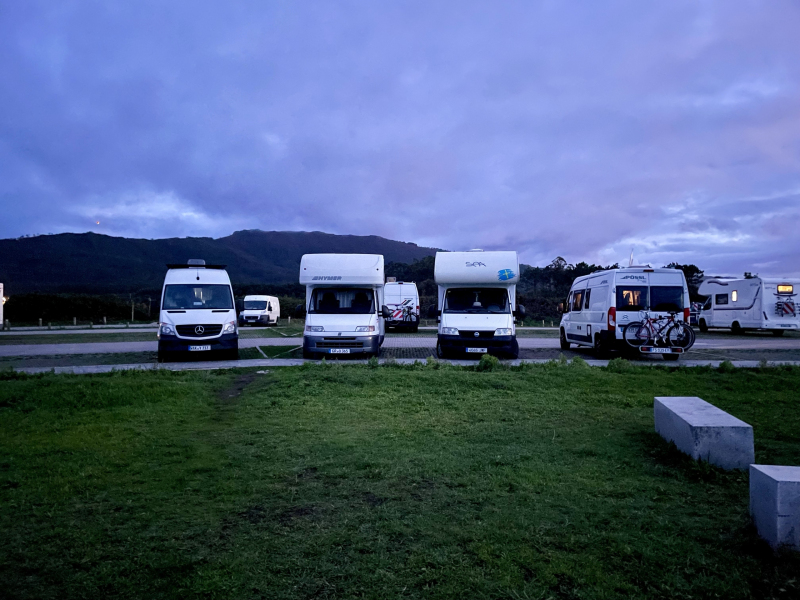 Floki-auf-dem-Parkplatz