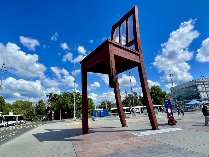 Broken-Chair-Genf