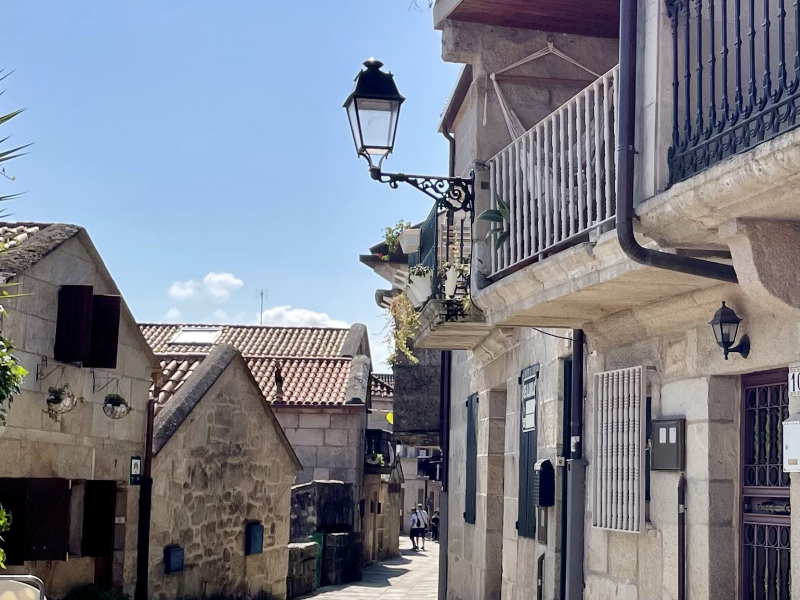 Combarro-Weg-durchs-Dorf