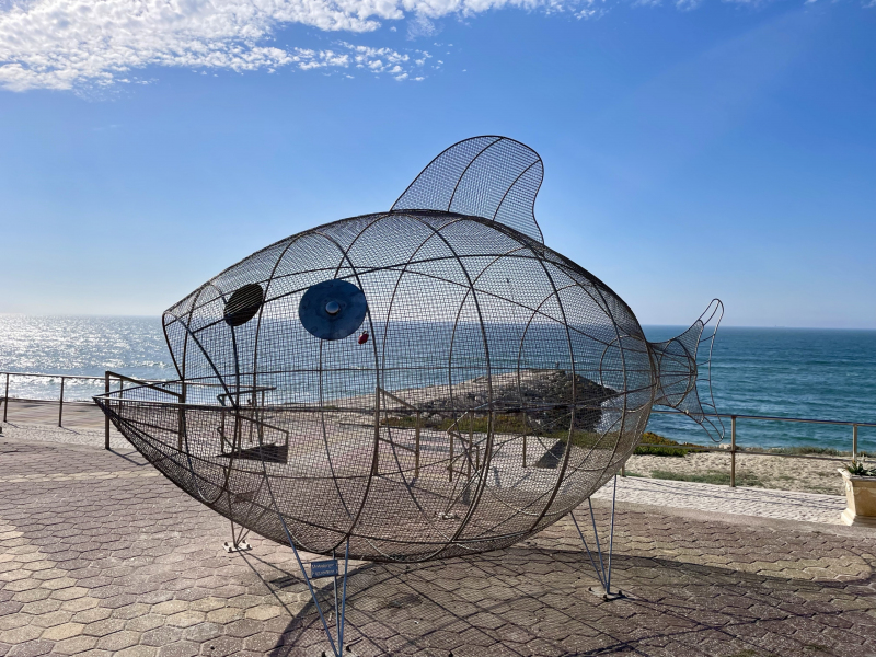 Fisch-am-Strand-Kunstobjekt