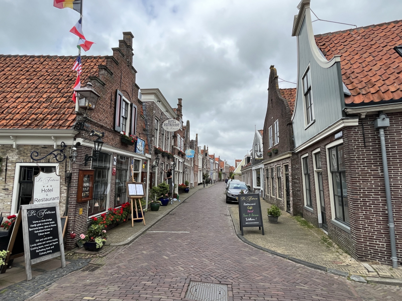 Edam-Volendam-Gasse-mit-Häusern