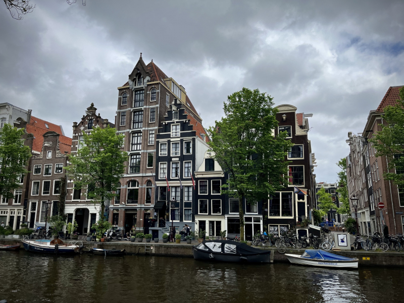 Amsterdam-Gracht-mit-Boot-und-Häuser