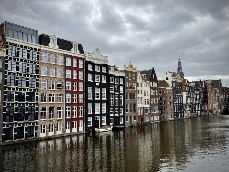Amsterdam-Gracht-mit-bunten-Häusern