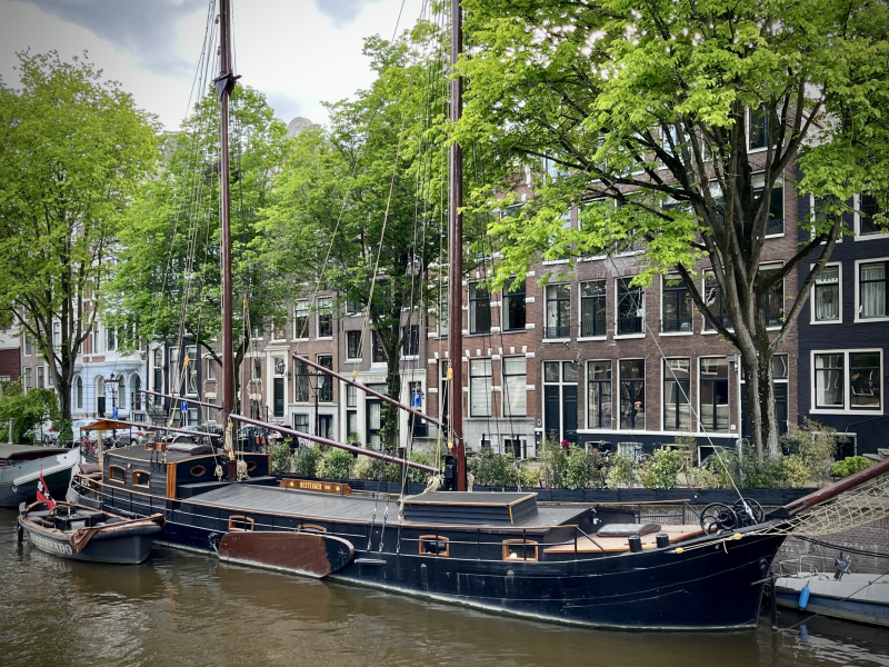 Amsterdam-Gracht-mit-Boot