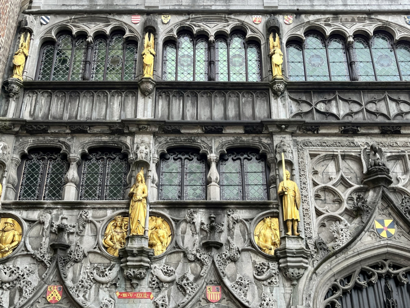 Brügge-Heilig-Blut-Basilika-Figuren-Gold