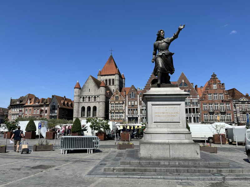 Zwischenstopp-Statue-von-Christine-de-Lalaing