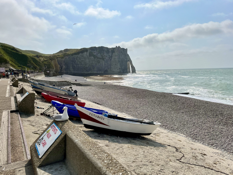 Frankreich-Normandie-Étretat-Blick-vom-Strand-mit-Booten