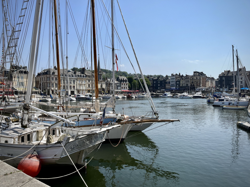 Hafenbild-Honfleur-mit-Booten-und-Häusern