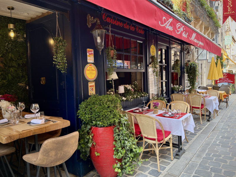 Altstadt-Honfleur-Normandie-Restaurant-Tische