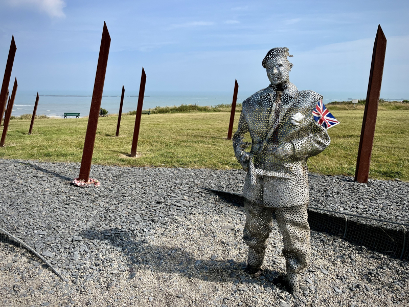 D-Day-Arromanches-Soldaten-Denkmal
