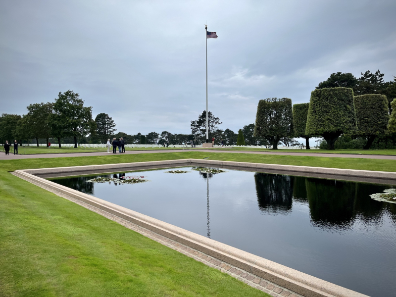 D-Day-amerikanischer-Soldatenfriedhof-Wasserbecken