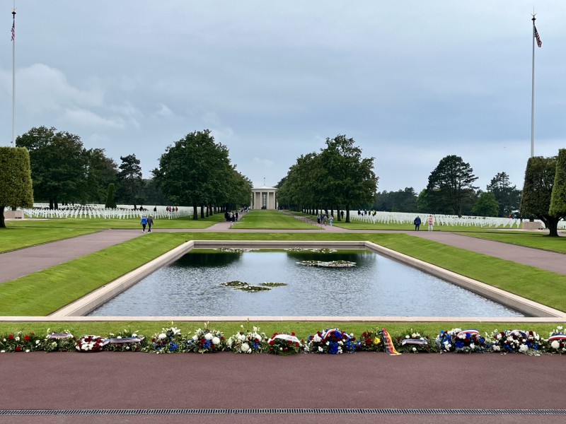 D-Day-amerikanischer-Soldatenfriedhof-Wasserbecken