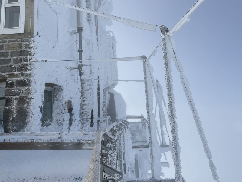 Aussichtsplattform-Sphinx-im-Nebel